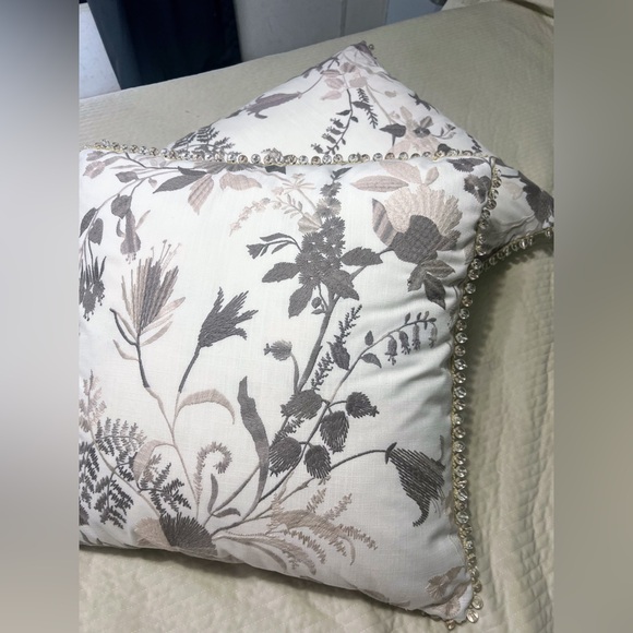 EASTERN ACCENTS / NAOMI FLORAL ACCENT PILLOW IN LILAC (2 Pillows) - Picture 2 of 16